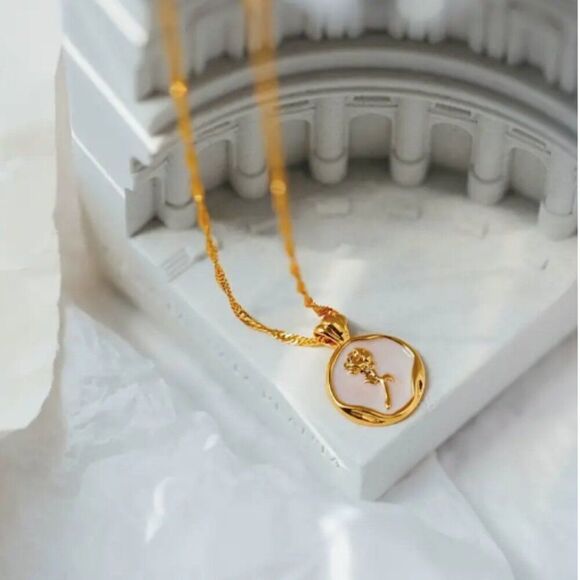 ✨Darling Gold Plated Rose 🌹 Pattern Pendant Necklace✨ - Picture 1 of 13